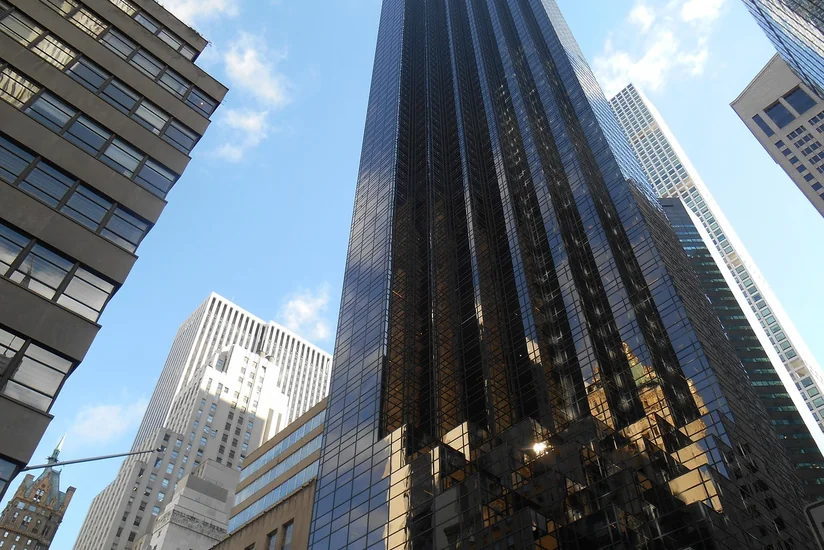 Nyu-Yorkda silahlı şəxs Trampın otelinə daxil olub