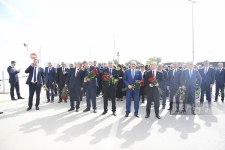 Anım Günü ilə əlaqədar Zəfər parkına ziyarət başlayıb