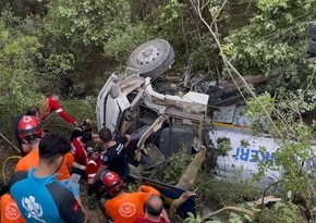 Türkiyədə yanğını söndürməyə gedən su maşını dərəyə aşıb, üç nəfər ölüb