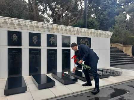 Türkiyənin ədliyyə naziri Fəxri və Şəhidlər xiyabanlarını ziyarət edib