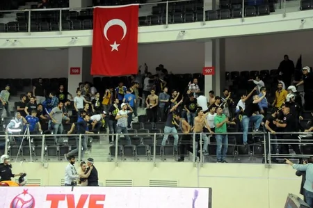 ​Fənərbağça - Qalatasaray matçından öncə azarkeşlər arasında toqquşma baş verib