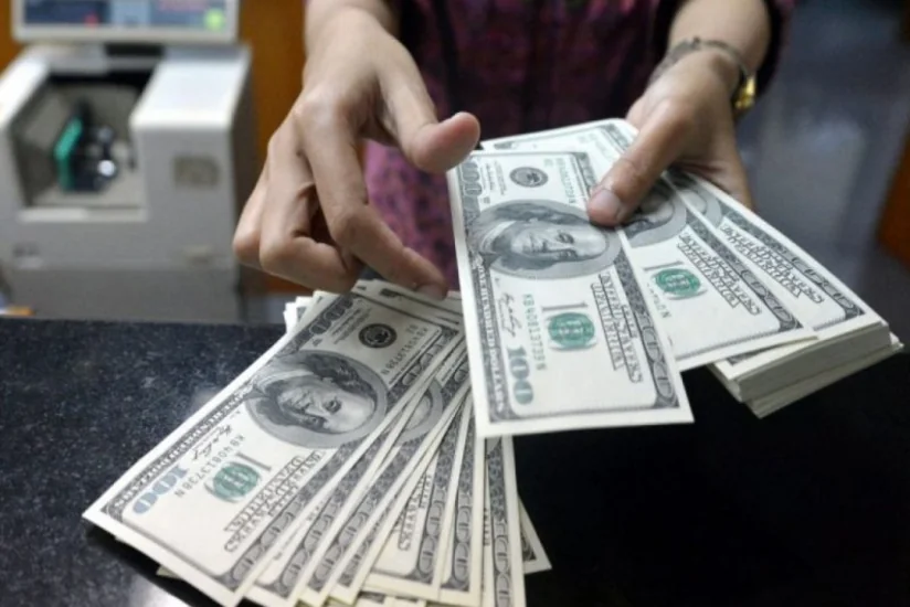 В январе чистые продажи доллара населению увеличились втрое
