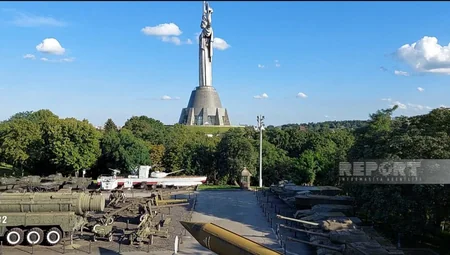 Kyiv dismantling USSR coat of arms from Ukraine's highest monument - Photos