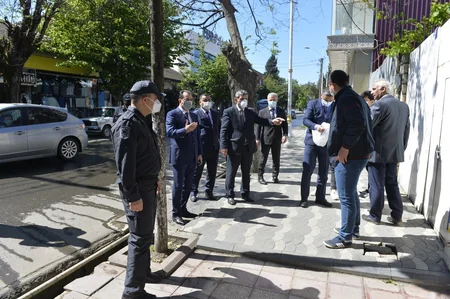 İcra başçısı və polis sakinlərə tibbi maska paylayıb - VİDEO