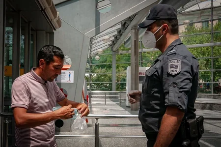 Bakı metrosunda maska taxmayanlar cərimələnib