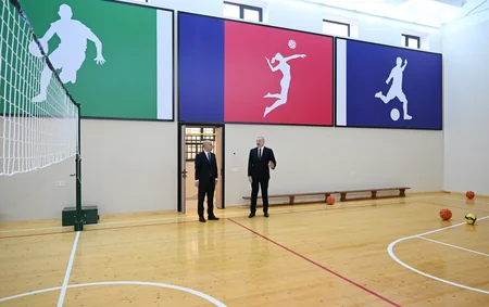 İlham Əliyev “Vətən” İdman Liseyində aparılmış yenidənqurma işlərindən sonra yaradılan şəraitlə tanış olub