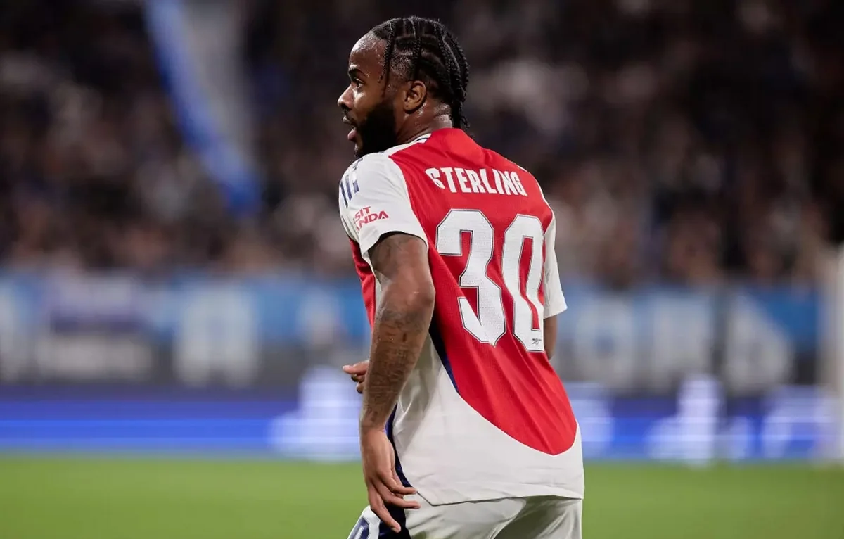 Sterlinq Çempionlar Liqasında dörd fərqli klubda oynayan ilk ingiltərəli futbolçu olub