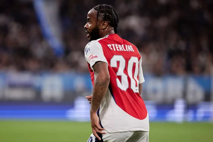 Sterlinq Çempionlar Liqasında dörd fərqli klubda oynayan ilk ingiltərəli futbolçu olub