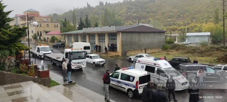 Şəkidə 7 avtomobil toqquşub, keçmiş baş həkim xəsarət alıb