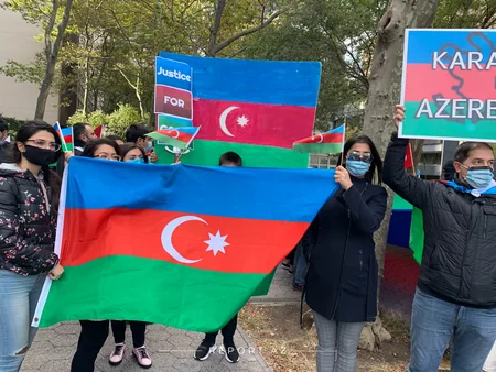 BMT-nin binası qarşısında Gəncə hadisələri ilə bağlı aksiya keçirilir