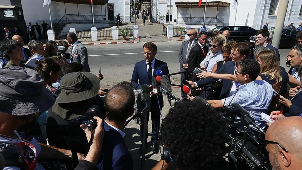 Президент Франции столкнулся с оскорблениями и протестами в Алжире