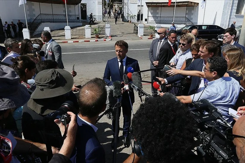 Президент Франции столкнулся с оскорблениями и протестами в Алжире