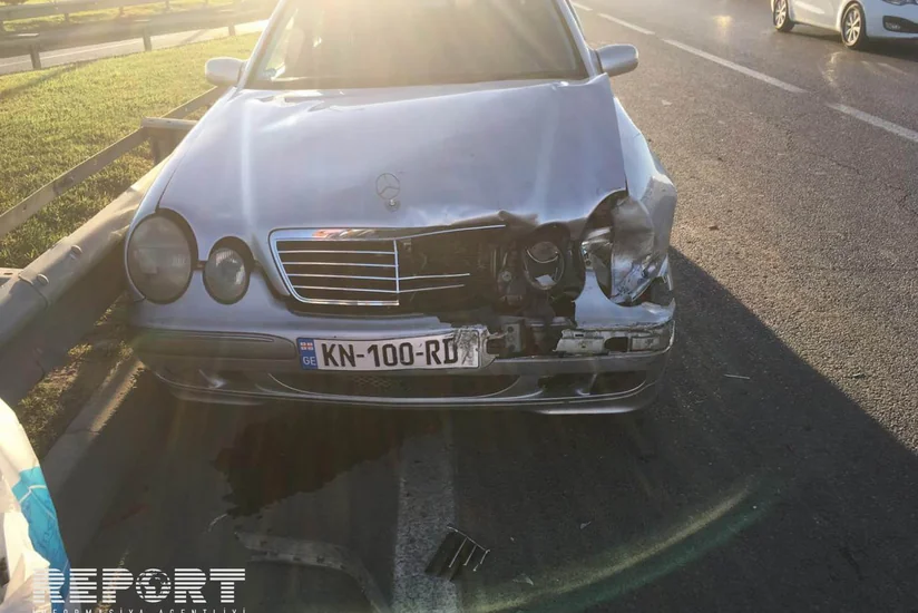 В Баку столкнулись два автомобиля, есть пострадавший - ФОТО