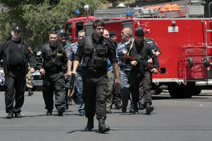 Yerevanda polislər küçədə qadına qarşı zorakılıq ediblər