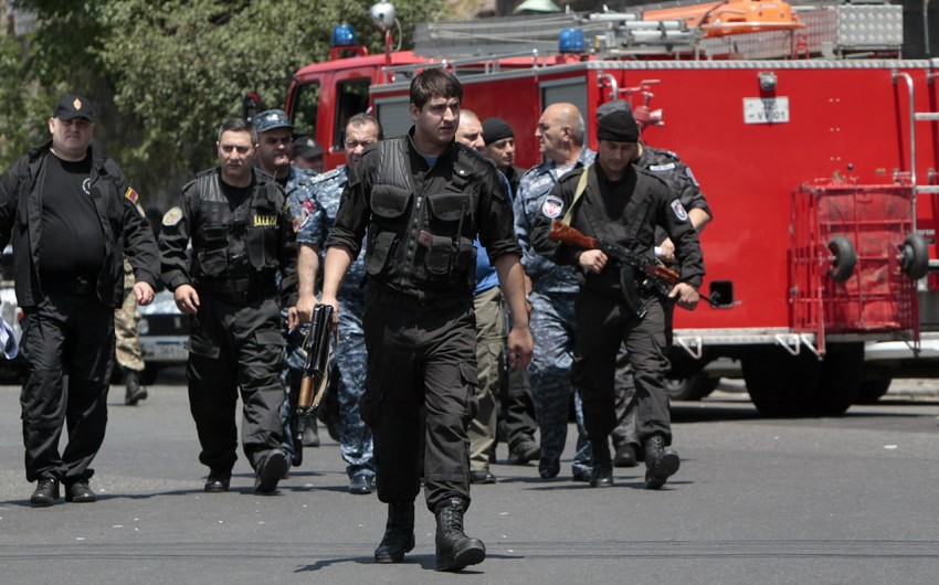 Yerevanda polislər küçədə qadına qarşı zorakılıq ediblər