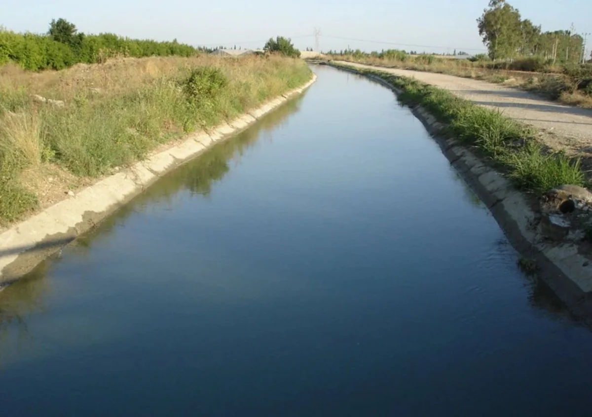 Neftçalada motosiklet su kanalına düşüb, ölən var