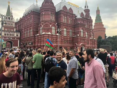 Азербайджанцы Москвы устроили флешмоб в преддверии финала ЧМ-2018 - ФОТО