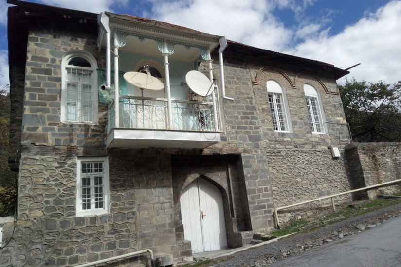 Таинственные надписи на камнях старинного дома в Гахе - ВИДЕОРЕПОРТАЖ