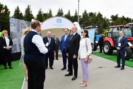 Президент и первая леди ознакомились с XVI выставкой Caspian Agro и XXVIII выставкой InterFood Azerbaijan