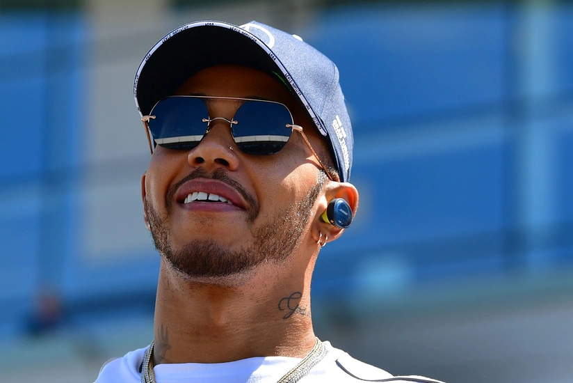 Mercedes signs new contract with Hamilton