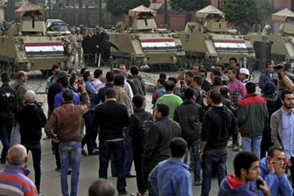 ​Qahirədə nümayişçilərin üzərinə tank yeridilib