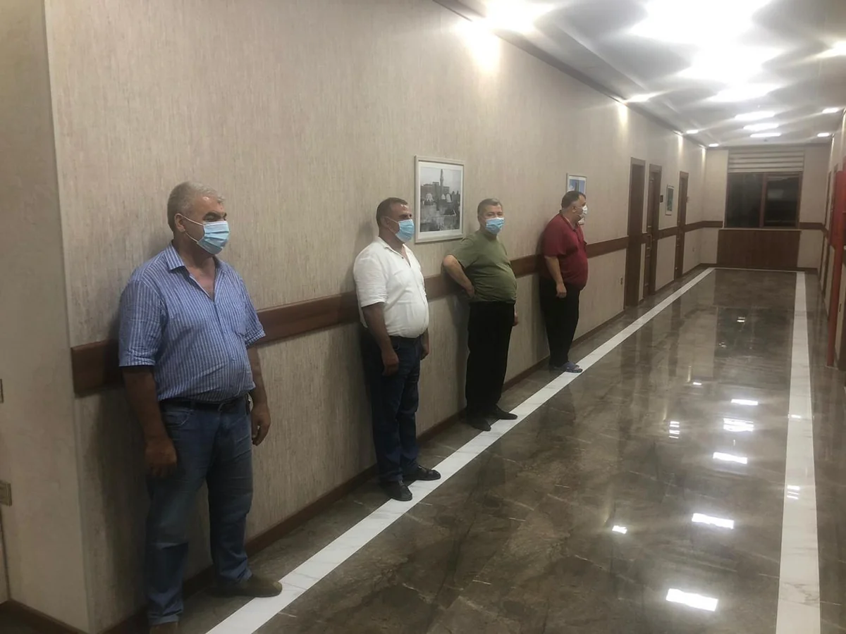 Hərbi xidmətdən qayıdan oğullarına yığıncaq keçirən atalar cərimələndi