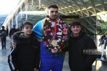 Dünya çempionatında gümüş medal qazanan Azərbaycan ağırlıqqaldıranı Vətənə qayıdıb
