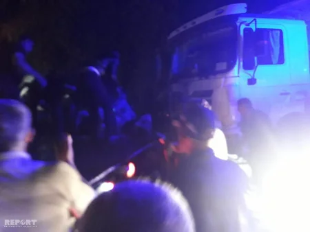 Cəlilabadda yük maşını mikroavtobusla toqquşub, 1 ölü, 9 yaralı var - VİDEO - SİYAHI - YENİLƏNİB - 2