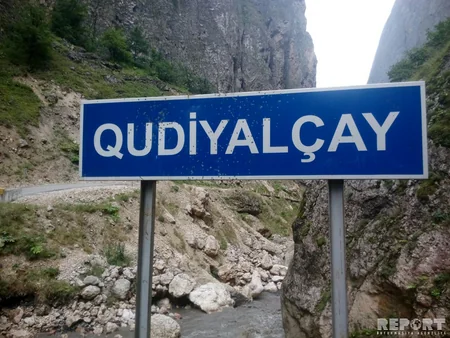 Quba-Xınalıq yolunda yol nişanları güllələnib - FOTO