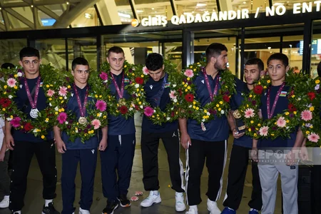 Avropa çempionatında 9 medal qazanan güləşçilər vətənə qayıdıblar