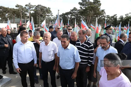 Azərbaycan xalqı antiterror şəhidlərinin məzarlarını ziyarət edir