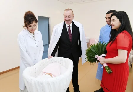 Prezident və birinci xanım Azərbaycanın 10 milyonuncu sakininin valideynləri ilə görüşüblər - FOTOLAR - YENİLƏNİB
