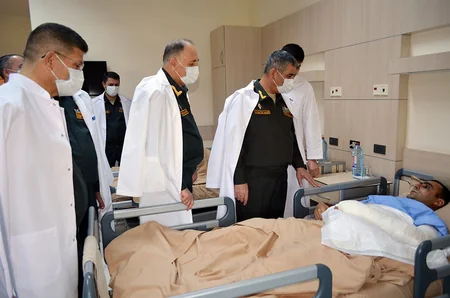Müdafiə naziri antiterror tədbirləri zamanı yaralanan hərbi qulluqçularla görüşüb