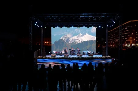 Heydər Əliyev Mərkəzinin parkında muğam-caz konserti olub