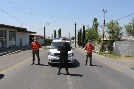 Polis Şəkidə sərt karantin rejiminə nəzarət edir
