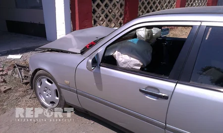 ​Lənkəranda sürücü uşağı vurmamaq üçün maşını dirəyə çırpıb - FOTO