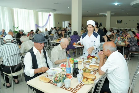 Heydər Əliyev Fondunun nümayəndələri müharibə və əmək əlilləri pansionatında olub - FOTO