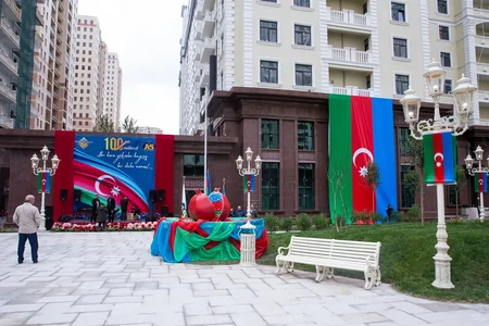 Bakının ən iri həyətində - “Renessans Palace”da Bayraq günü tədbiri keçirilib