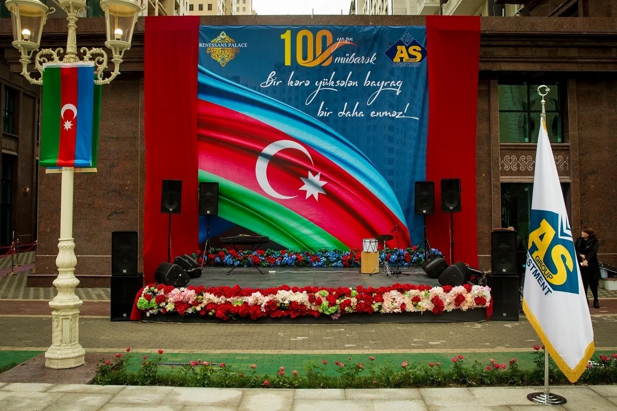 Bakının ən iri həyətində - “Renessans Palace”da Bayraq günü tədbiri keçirilib