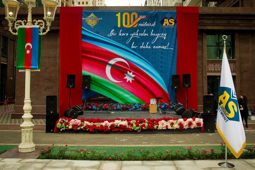 Bakının ən iri həyətində - “Renessans Palace”da Bayraq günü tədbiri keçirilib