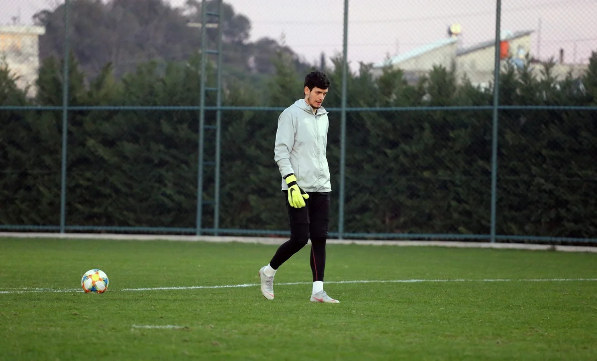 Azərbaycan millisinin qapıçısı Qazaxıstanda qələbəni son anda əldən verib