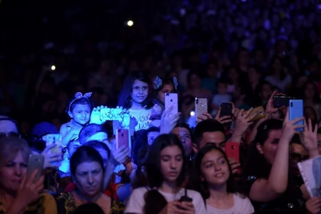 Heydər Əliyev Mərkəzinin parkında Xalq artisti Aygün Kazımovanın konserti olub