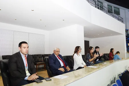 Mehriban Əliyeva İslamiadanın çempionu olan qadın güləşçimizə qızıl medalı təqdim edib