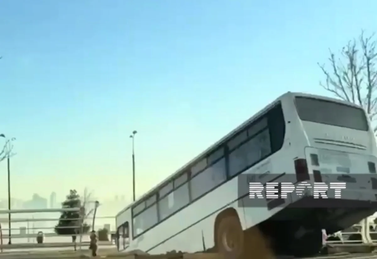 Bakıda marşrut avtobusu maneəyə çırpılıb - YENİLƏNİB