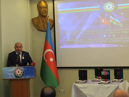 Qarsda Azərbaycanın diplomatik xidmət orqanlarının 100 illiyi medalı sahiblərinə təqdim edilib