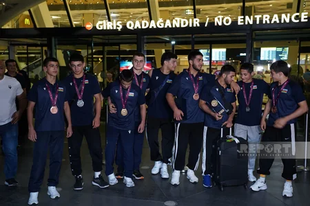 Avropa çempionatında 9 medal qazanan güləşçilər vətənə qayıdıblar