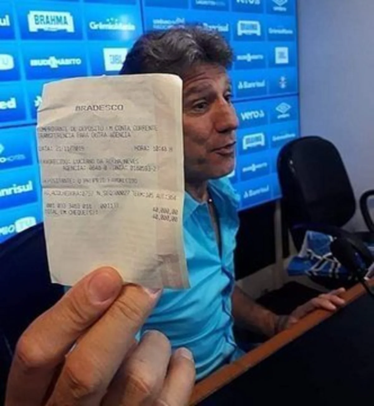 Braziliya klubunun baş məşqçisi vurduğu qola görə futbolçuya mükafat verib