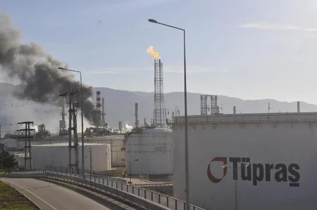 Türkiyədə neft emalı zavodu yanır