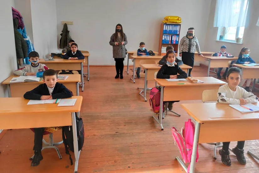 Üzü sipərli müəllimlər, maskalı şagirdlər  - FOTOREORTAJ