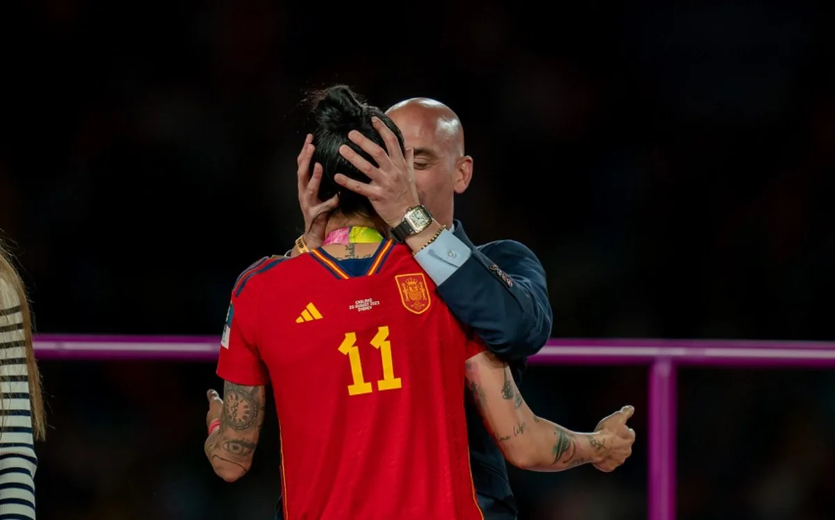 FIFA qadın futbolçunu öpən federasiya prezidentinə üçillik cəza verib